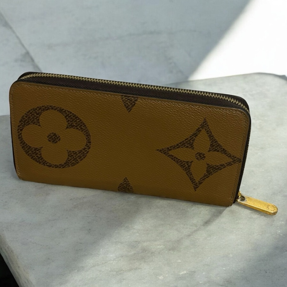 2020’ Louis Vuitton Giant Reverse Monogram Zippy Wallet